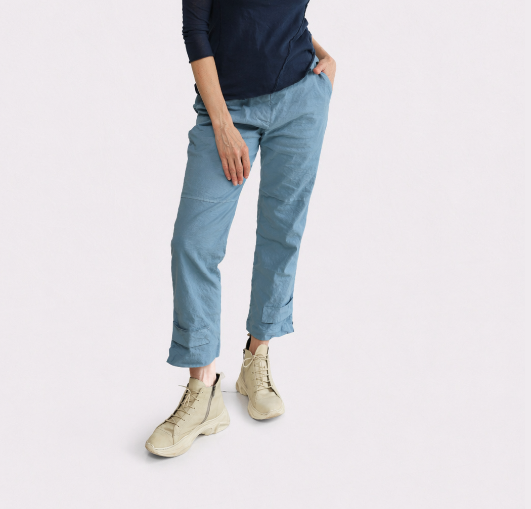 Брюки Aequamente цвет небесно-голубой, жатка, низ разрезы