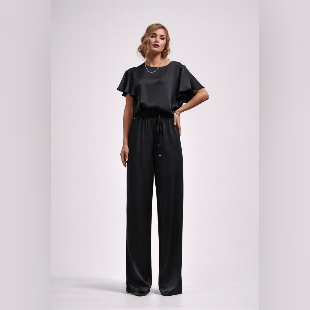 Комбинезон SVETLANOVA черный рукава с рюшей