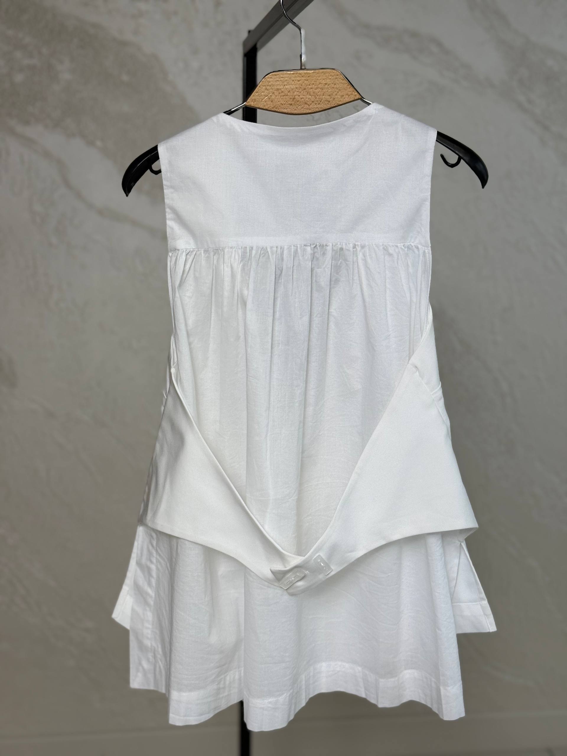 Жилет белый Lotus