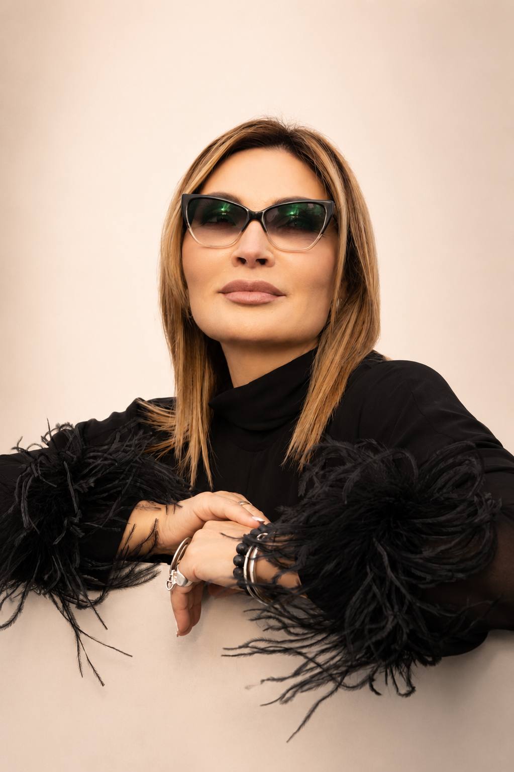 Платье SHADE черн волан шарф перья